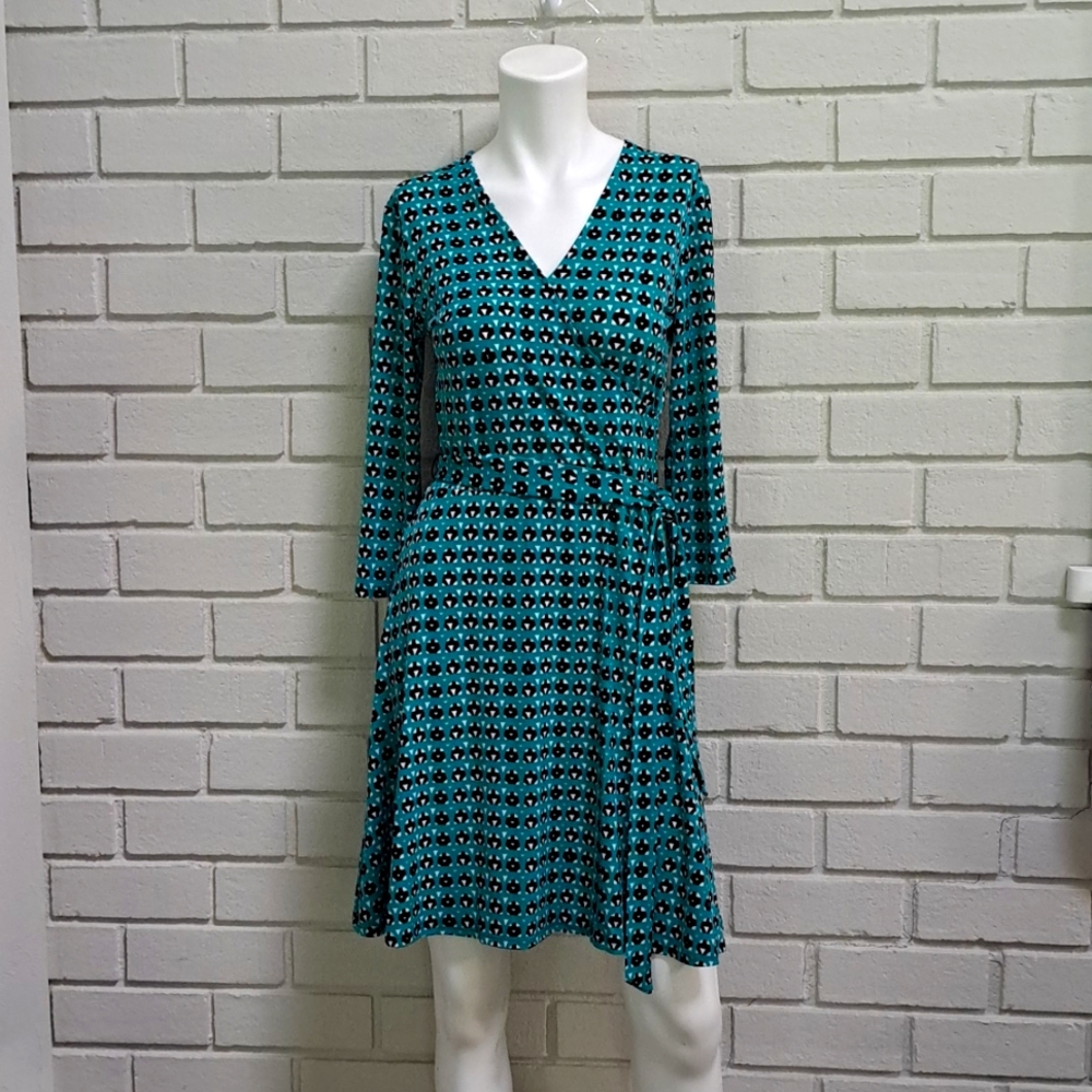 Compass Rose Dark Aqua/Black Tie Belt V-nlNeck Dress. Size Medium